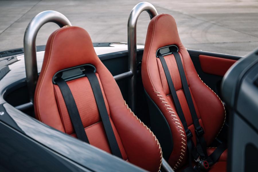 Интерьер Audi TTS Roadster Concept 1995 года  (фото 10 из 14)